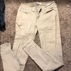 Levi’s Kaki Stretch pants